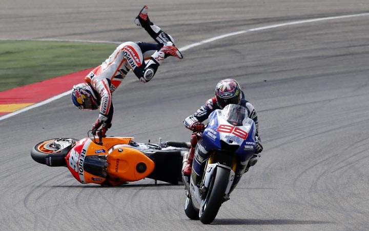 Dani Pedrosa (L) falls behind Jorge Lorenzo during the Aragon Grand Prix at the Motorland racetrack in Alcaniz on September 29, 2013. (Jose Jordan/AFP/Getty Images)