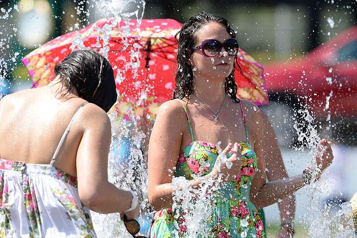 Gallery: Extreme heat, flooding and unusually cold temperatures around the world - image