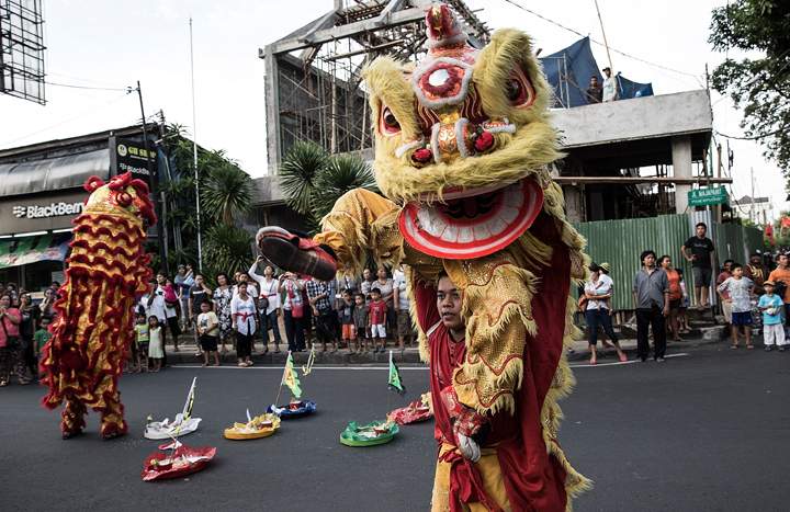 A group of dancers perform a Chinese traditional lion dance during the ‘Ngelawang’ Ritual on Jan. 30, 2014 in Kuta, Indonesia. (Photo credit:Agung Parameswara/Getty Images)