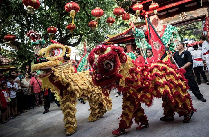 A group of dancers perform a Chinese traditional lion dance during the ‘Ngelawang’ Ritual at Dharmayana Chinese Temple on Jan. 30, 2014 in Kuta, Indonesia. (Photo credit: Agung Parameswara/Getty Images)
