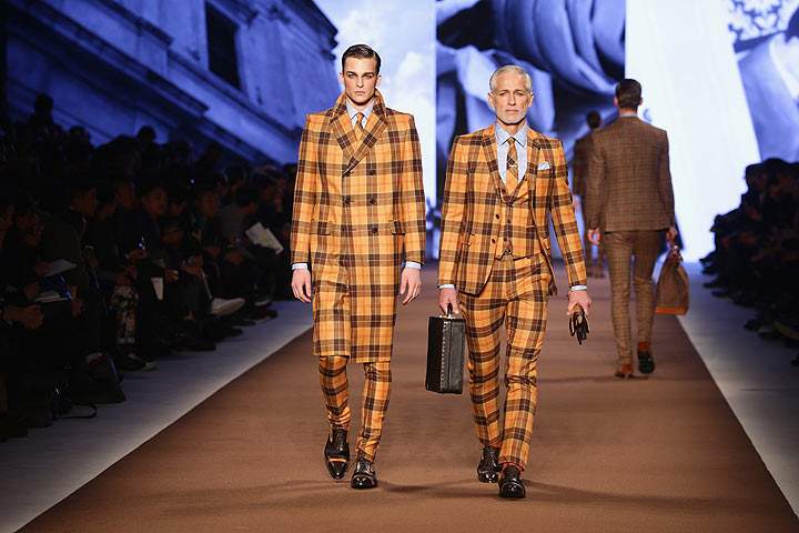 Models walk the runway during the Etro show as a part of Milan Fashion Week Menswear Autumn/Winter 2014 on January 13, 2014 in Milan, Italy. (Photo by Vittorio Zunino Celotto/Getty Images)