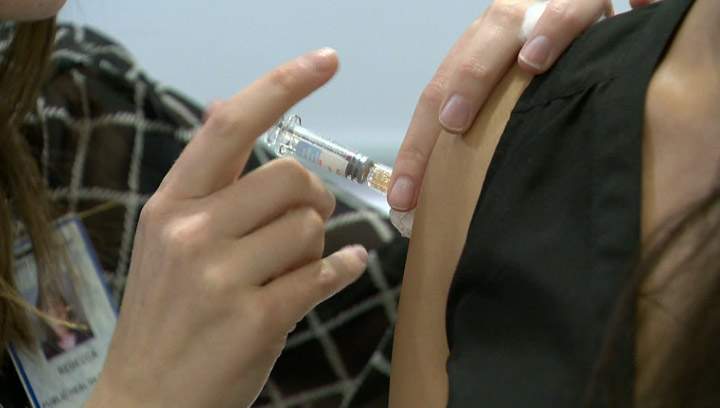There are some distinctions in symptoms between the common cold and the flu.