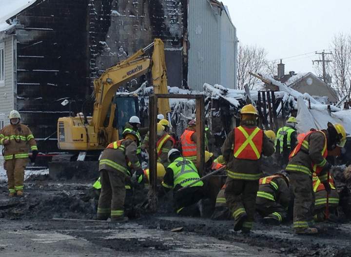 Police and firefighters are using special machines that pump out hot air at 300 degrees Celsius to melt the thick ice coating the structure.