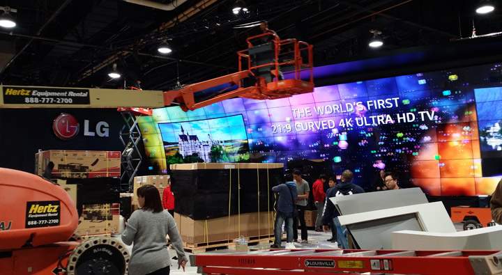 LG unpacks 105 – inch curved UHDTVs at Las Vegas Convention Center