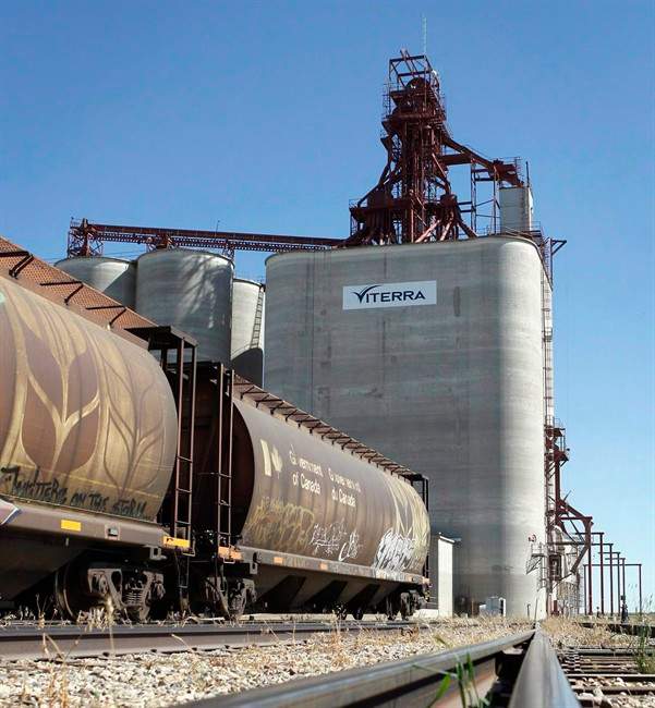 A grain elevator is shown near Regina, Sask., Aug.30, 2007. Saskatchewan wants the federal government to immediately oversee talks between grain companies and railways to set parameters for getting grain to port. 