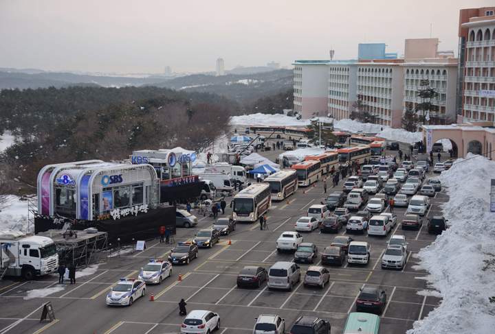 Buses carrying attendees of a family reunion between North and South Korea leave the hotel in the eastern port city of Sokcho on February 20, 2014. A group of 82 elderly, specially-selected South Koreans gathered at a coastal resort on February 19 prior to crossing into North Korea for the first reunion in more than three years for the peninsula’s divided families.