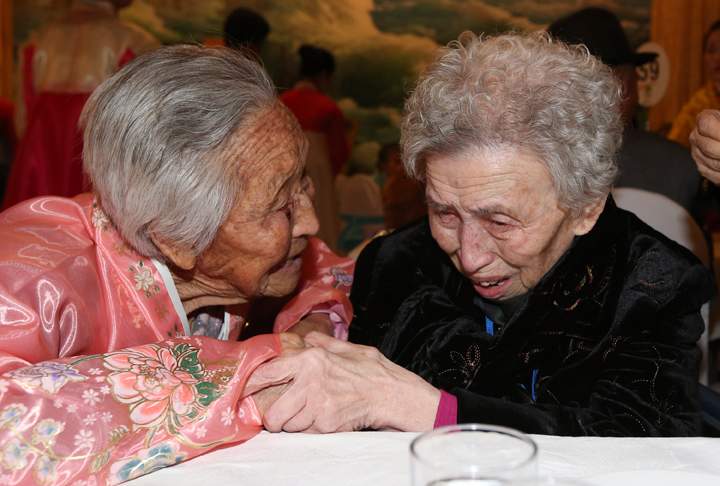 South Korean Lee Young-shil, 87, (right) meets with her North Korean sister Lee Jong Shil, 84, during the Separated Family Reunion Meeting at Diamond Mountain resort in North Korea, Feb. 20, 2014. (Photo credit: AP Photo/Yonhap, Lee Ji-eun)