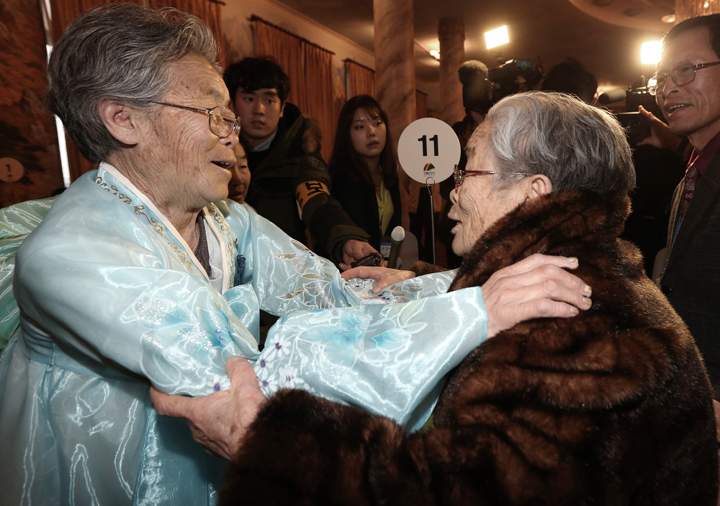 South Korean Kim Sung-yoon, 96, (right) meets with her North Korean sister Kim Seok Ryu, 80, during the Separated Family Reunion Meeting at Diamond Mountain resort in North Korea, Feb. 20, 2014. (Photo credit: AP Photo/Yonhap, Lee Ji-eun)