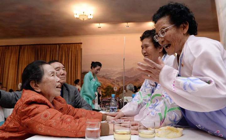 South Korean Lee Oh-hwan, 85 (left) meets with her North Korean sisters during the Separated Family Reunion Meeting at Diamond Mountain resort in North Korea, Feb. 20, 2014. (Photo credit: AP Photo/Yonhap, Lee Ji-eun)
