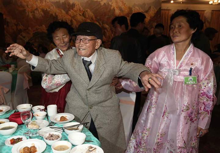 South Korean Yoo Youn-shick, 92, (centre) dances as his North Korean nieces stand by in a dinner during the Separated Family Reunion Meeting at Diamond Mountain resort in North Korea, Feb. 20, 2014. (Photo credit: AP Photo/Yonhap, Lee Ji-eun)