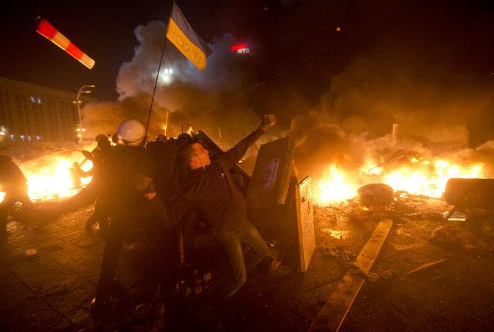 Anti-government protesters clash with riot police in Kyiv's Independence Square, the epicenter of the country's current unrest, Kyiv, Ukraine, Tuesday, Feb. 18, 2014.