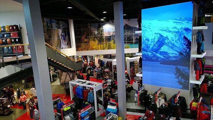 The spacious outdoor experience Atmosphere at Sport Chek’s second floor