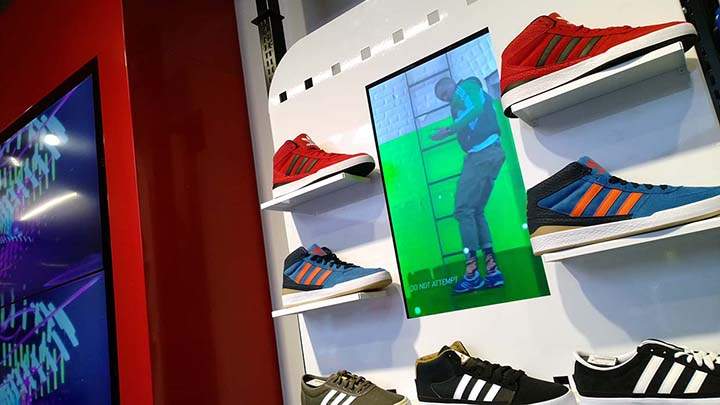 Hundreds of Samsung screens pump the right video around every display