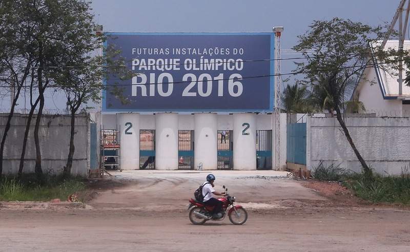 Construction continues at Rio Olympic Park during the 1st World Press Briefing for the Rio 2016 Olympic Games on October 23, 2013 in Rio de Janeiro, Brazil. Preparations for the Rio 2016 Olympic Games are continuing and Rio Olympic Park will house 15 competition venues during the Games. (Photo by Mario Tama/Getty Images).