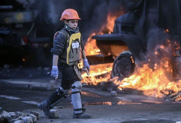 A young anti-government protester takes part in clash with police in Kiev on Feb.  18, 2014. (Photo credit: Andrew Kravchenko/Getty Images)