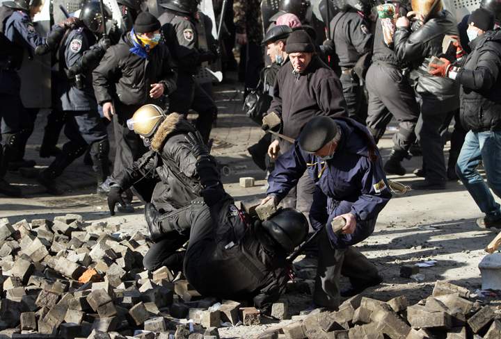Protesters clash with riot police in Kiev on Feb. 18, 2014. (Photo credit: Anatolii Boiko/Getty Images)
