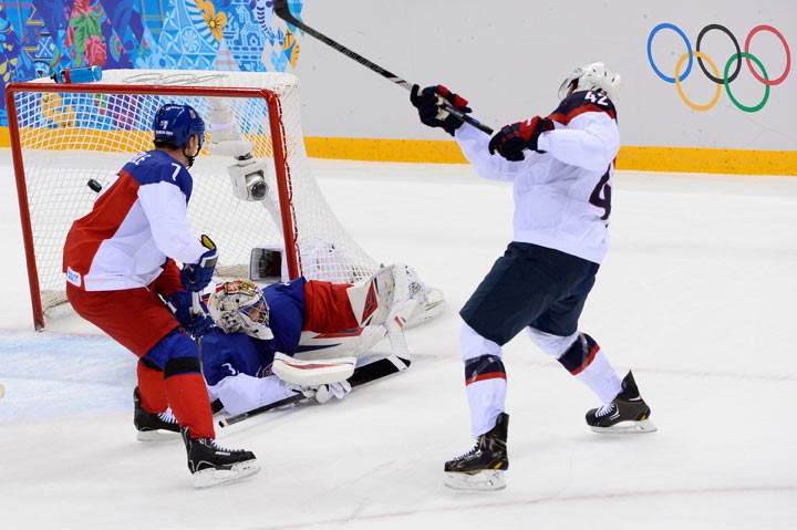 US David Backes (R) scores a goal during the Men's Ice Hockey Quarterfinals match between the USA and the Czech Republic at the Shayba Arena during the Sochi Winter Olympics on February 19, 2014.