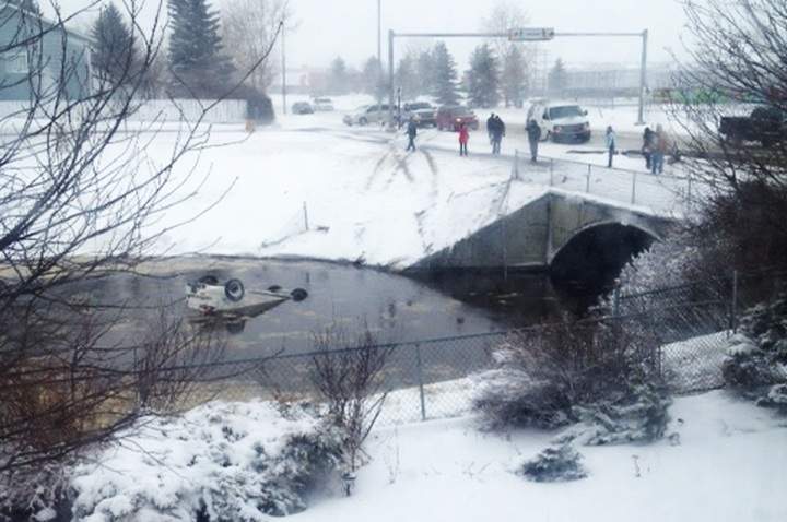 Spring snowfall causes crashes on Calgary roads and area highways - image