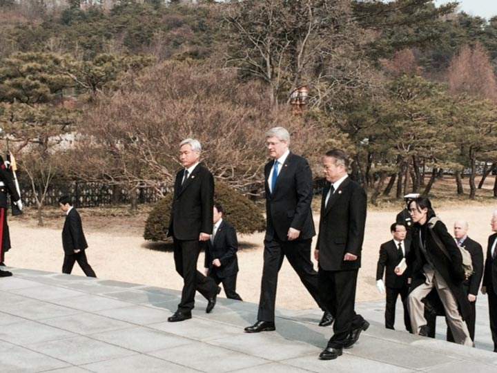 Prime Minister Stephen Harper, joined by Kim Hyung-Ki, Superintendent of the Seoul National Cemetery. (Vassy Kapelos/Global News)