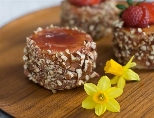 Versatile fresh mini cakes fit for Easter dessert