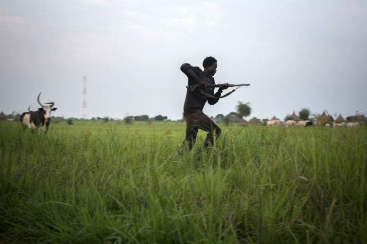 A member of the Lou Nuer tribe comes back home in the Yuai village, Uror county, Jonglei state in South Sudan, on July 23, 2013 after fighting against the rebel group of Yau Yau in Pibor county,