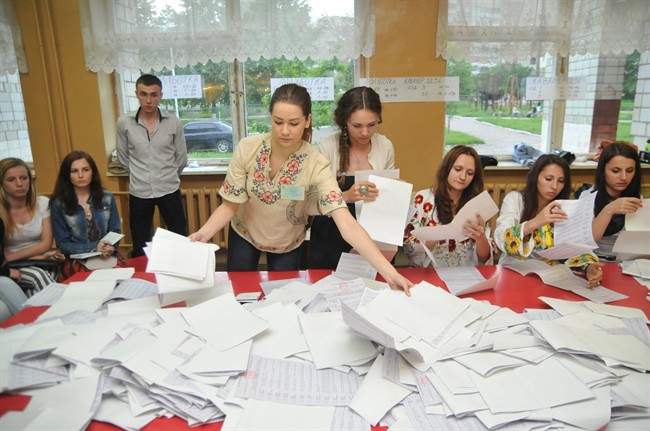 Election commission officials count ballots at a polling station in Lviv, Ukraine, Sunday, May 25, 2014.  (AP Photo/Pavlo Palamarchuk).