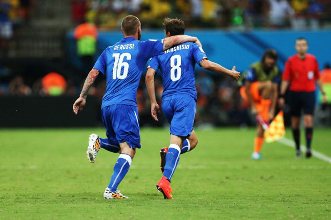 MANAUS, BRAZIL - JUNE 14: Daniele De Rossi of Italy celebrates Claudio Marchisio's goal with him during the opening Group D match of the 2014 World Cup between England and Italy at Arena Amazonia on June 14, 2014 in Manaus, Brazil. (Photo by Ian MacNicol/Getty Images)