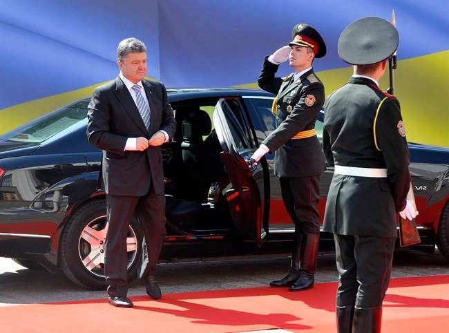 Ukrainian Petro Poroshenko arrives in parliament for the inauguration ceremony in Kiev, Ukraine, Saturday, June 7, 2014.