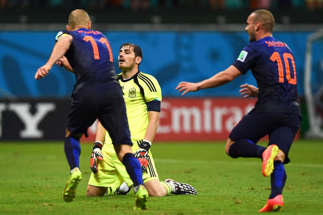 SALVADOR, BRAZIL - JUNE 13: Arjen Robben (L) andn Wesley Sneijder of Netherlands celebrate as Iker Casillas of Spain looks dejected after the Netherlands second goal during the 2014 FIFA World Cup Brazil Group B match between Spain and Netherlands at Arena Fonte Nova on June 13, 2014 in Salvador, Brazil. (Photo by David Ramos/Getty Images)