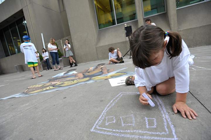 In the heart of Toronto’s shopping district Wednesday, World Vision set up giant 3D canvas paintings – one of a mine site, the other of a cocoa plantation.