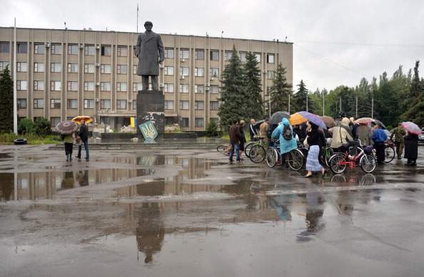 People talk with Ukrainian officials at the city hall of Slavyansk on July 7, 2014. Retreating pro-Russian insurgents dug in on Monday in Ukraine's sprawling industrial hub of Donetsk after government forces scored a string of morale-boosting victories in the bloody battle for the future of the country.