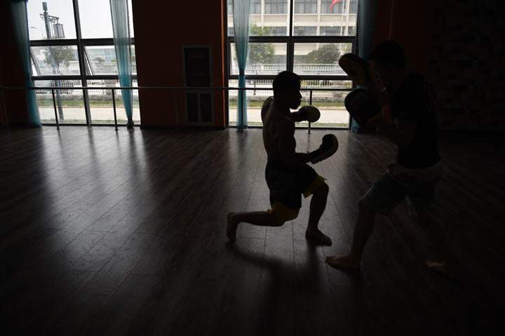 MMA fighting