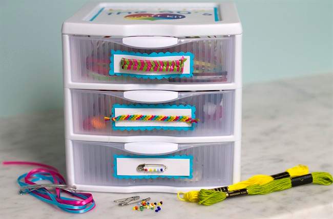 Pins bracelets barrettes fill '80s-inspired kit