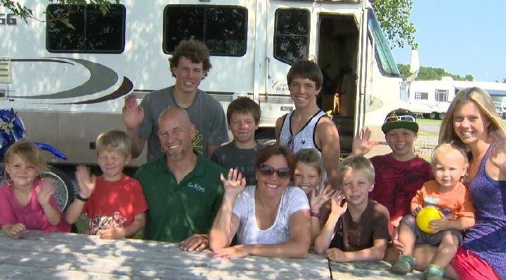 Family of 14 travelling together in an RV come to Montreal - image