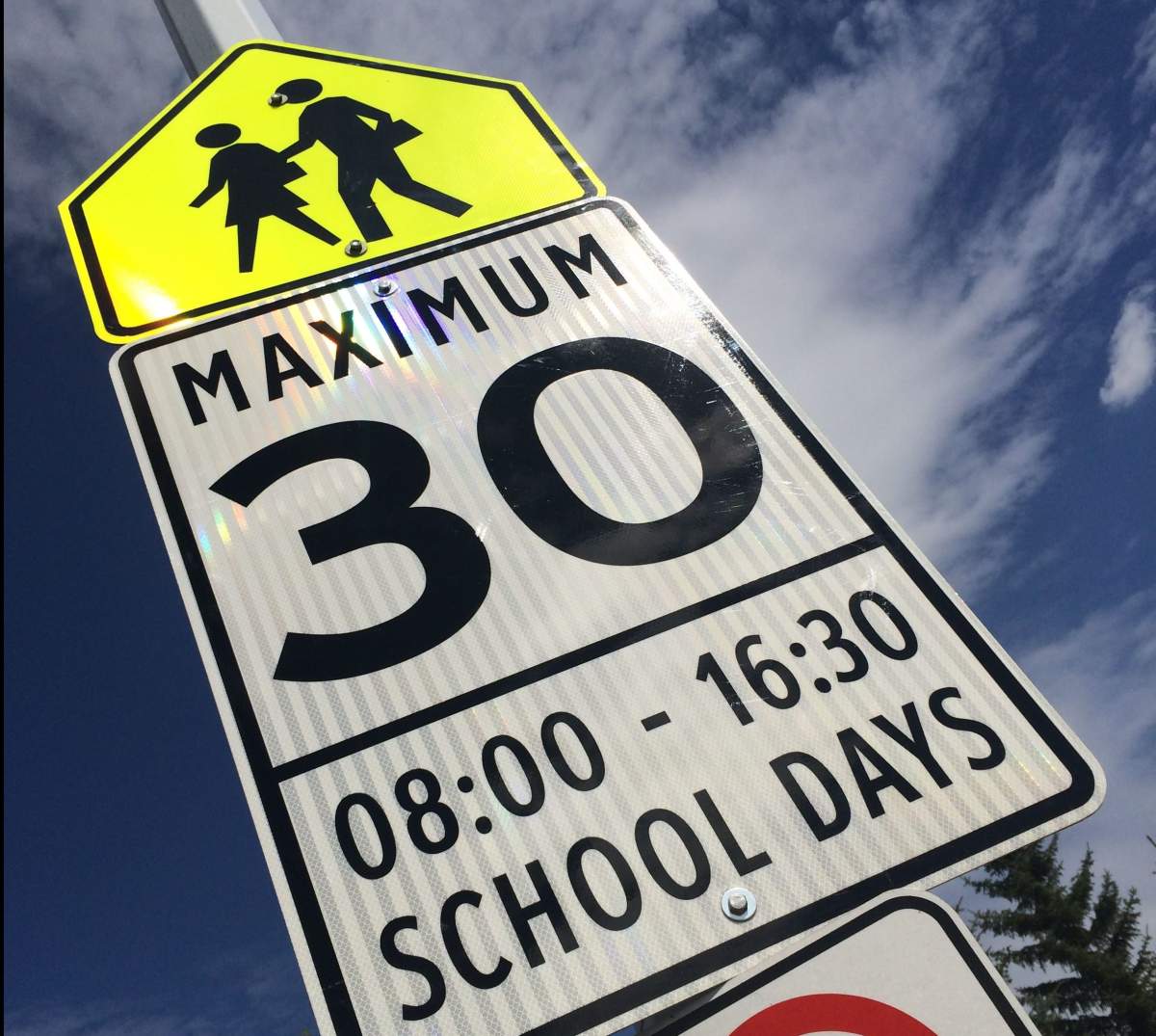 Nearly 1,000 speeding tickets handed out in Edmonton junior high zones - image