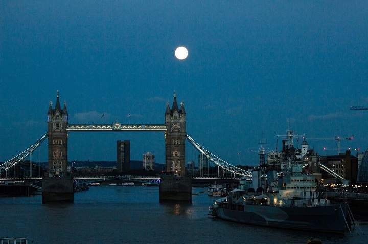 The supermoon rises over Tower Bridge and HMS Belfast Supermoon rises over London, Britain on August 10, 2014.