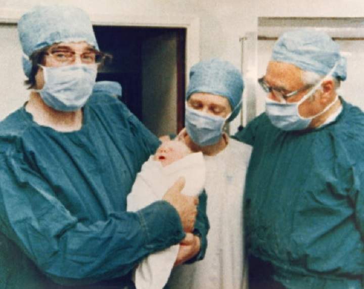 25th July 1978: The team who pioneered in-vitro fertilization, on the left Cambridge physiologist Dr Robert Edwards holding the world’s first test tube baby Louise Joy Brown and (on the right) gynaecologist Mr Patrick Steptoe (1913 – 1988).
