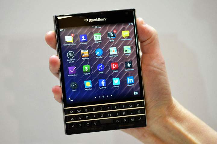 Canadian smartphone maker BlackBerry has become the laughing stock of the Internet after sending a tweet from its official account from a competitor’s device.
