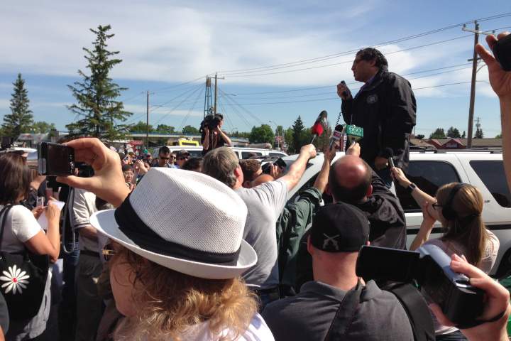 Mayor Nenshi rounds up volunteers gathered at McMahon Stadium to help people returning home to flooded areas of Calgary, July 2013.