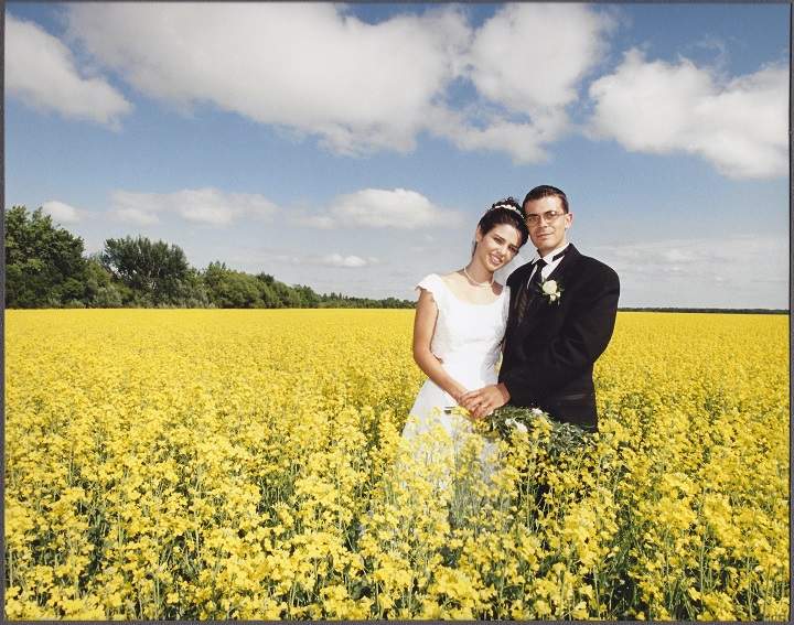 Helder Prazeres and Julie Salgueiro at their wedding in Winnipeg in 2000