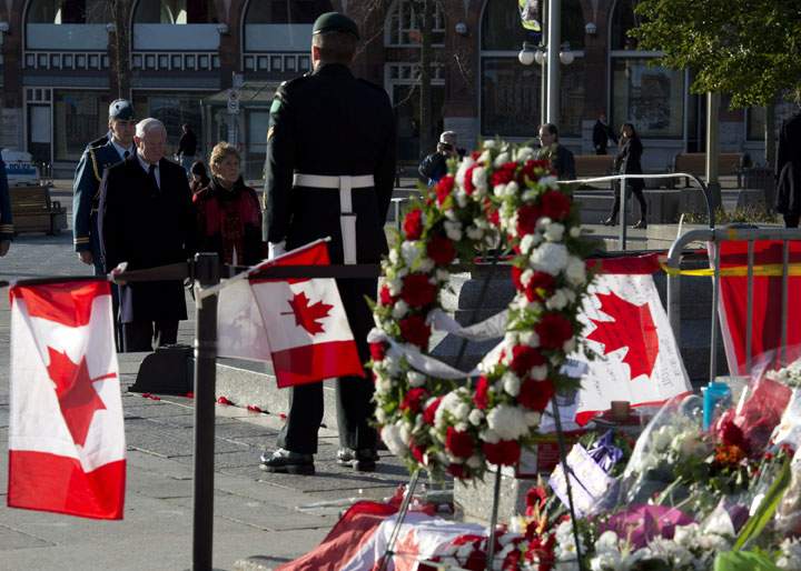Governor General David Johnston and his wife Sharon pay their respects at the National War Memorial shortly after the honour guard take their posts Thursday October 30, 2014 in Ottawa. THE CANADIAN PRESS/Adrian Wyld
.