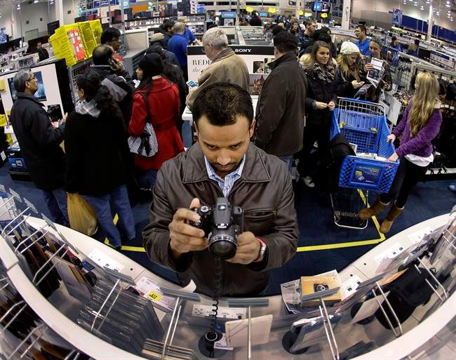 Canadians armed with smartphones during holiday shopping season: report