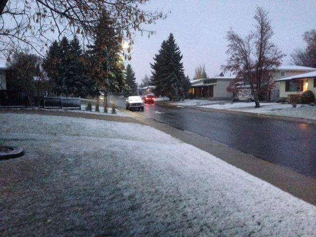 Edmonton motorists deal with a taste of winter, Monday, October 27, 2014. 