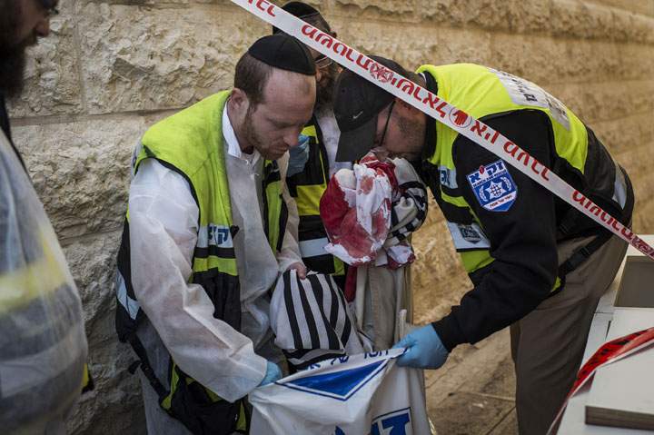 Israeli emergency personnel clean the site outside a synagogue on November 18, 2014 in Jerusalem. (Ilia Yefimovich/Getty Images)