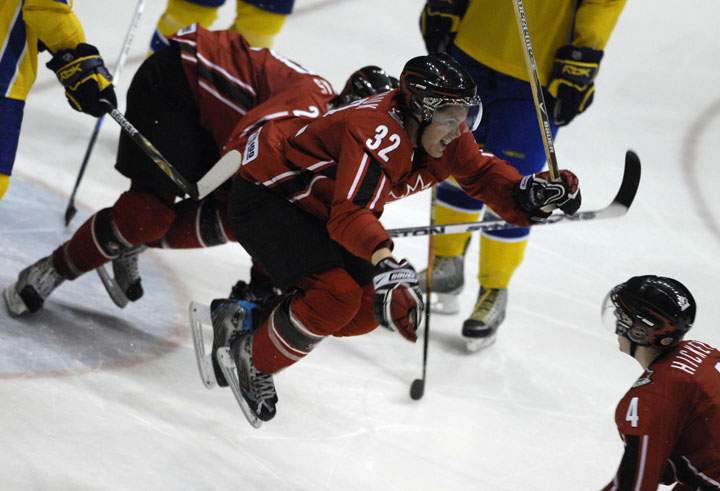 Canada's Matthew Halischuk (C) celebrates after the last goal in their win against Sweden in the final match at the 2008 IIHF World Junior Ice Hockey Championships 05 January 2008 in Pardubice.