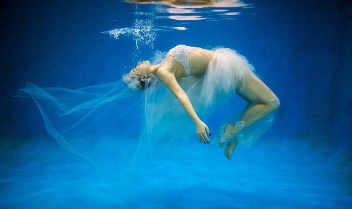 This photo taken on September 3, 2014 shows Leng Yuting, 26, posing underwater for her wedding pictures at a photo studio in Shanghai.