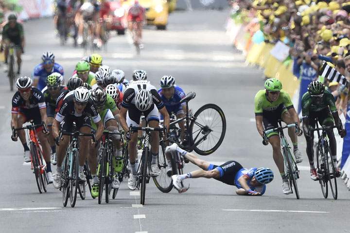 USA’s Andrew Talansky (3rdR) falls near the finish line as Italy’s Matteo Trentin (2ndR) sprints to win the 234.5 km seventh stage of the 101st edition of the Tour de France cycling race on July 11, 2014.
