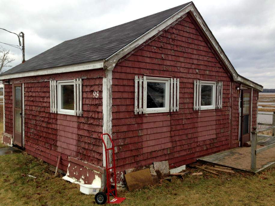 Cottage on Grand Desert that police say had been filled with hazardous chemicals "from floor to ceiling." (Jan. 25, 2015).