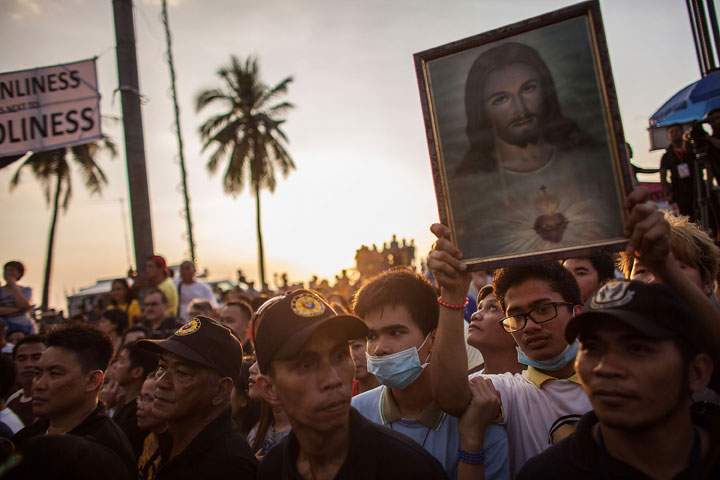 The faithful gather in the Malate area for the arrival of Pope Francis on January 15, 2015 in Manila, Philippines.