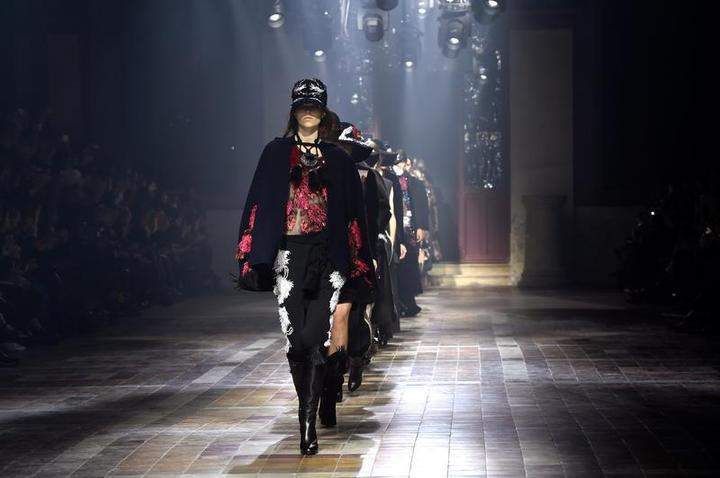Lanvin : Runway - Paris Fashion Week Womenswear Fall/Winter 2015/2016